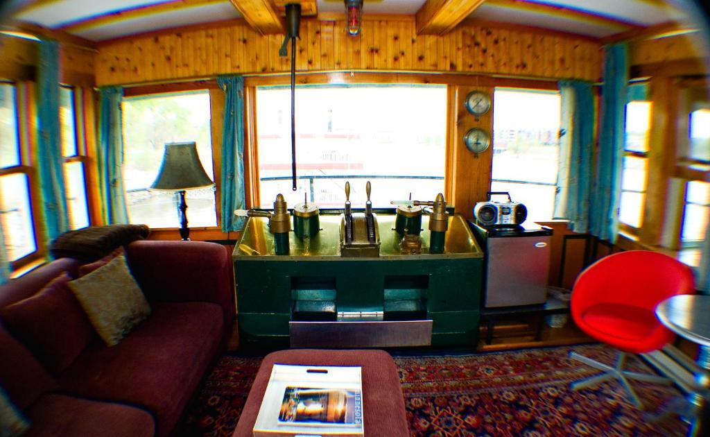 Bed and Breakfast The Covington Houseboat Сент-Пол Номер фото