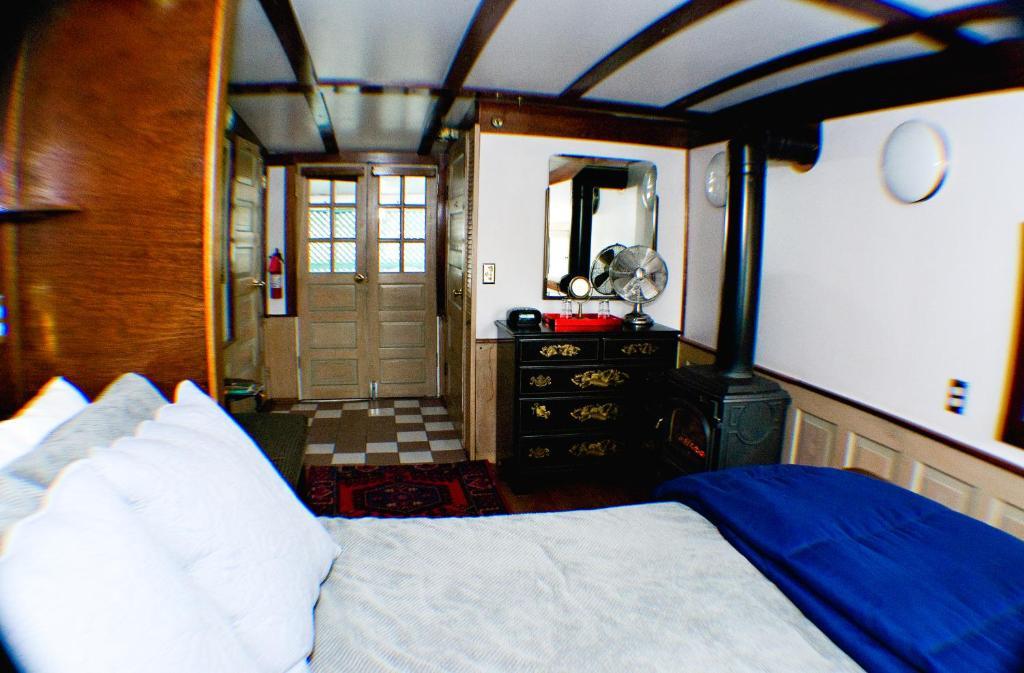 Bed and Breakfast The Covington Houseboat Сент-Пол Номер фото