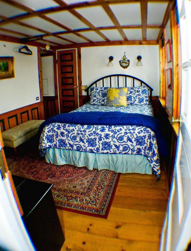 Bed and Breakfast The Covington Houseboat Сент-Пол Екстер'єр фото
